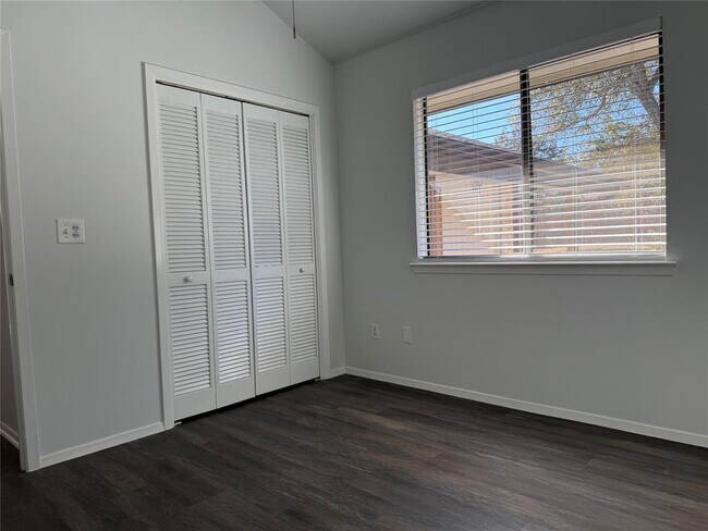 Building Photo - 3205 MacArthur Ave