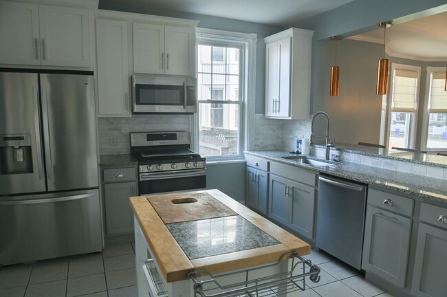 Foto del edificio - Beautiful 4 Bedroom on 2nd w/ Parking!