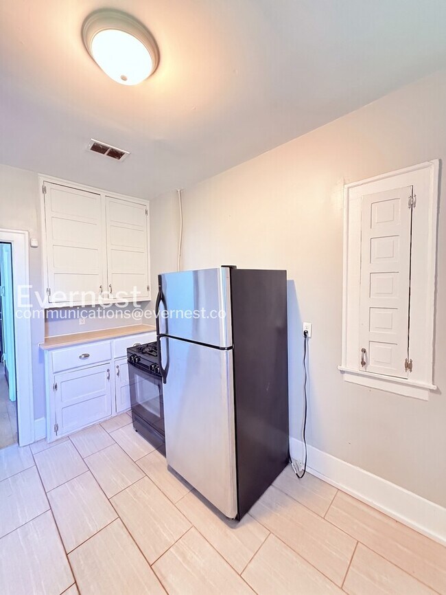 Foto del edificio - Spacious Home with Street Parking / 2 Bed, 1 Bath / Voucher / Pet-friendly / Coming Soon!
