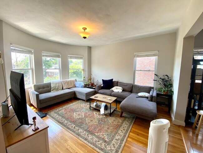 Foto del edificio - Awesome 4 bed 2 bath in Cambridge....