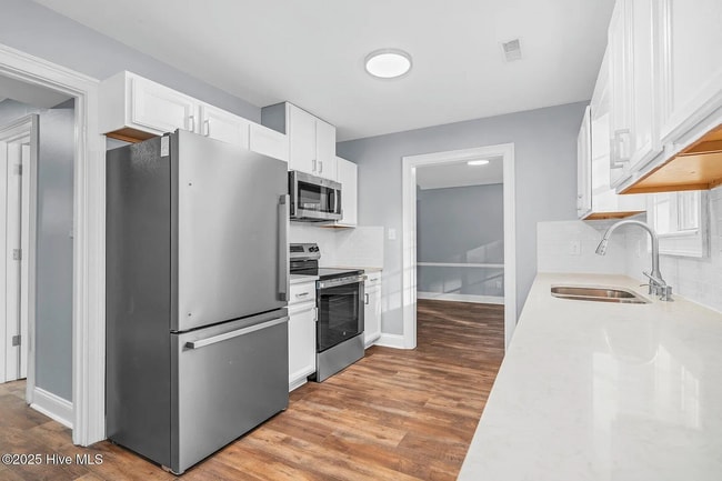 Building Photo - Room in House on Sara Dr