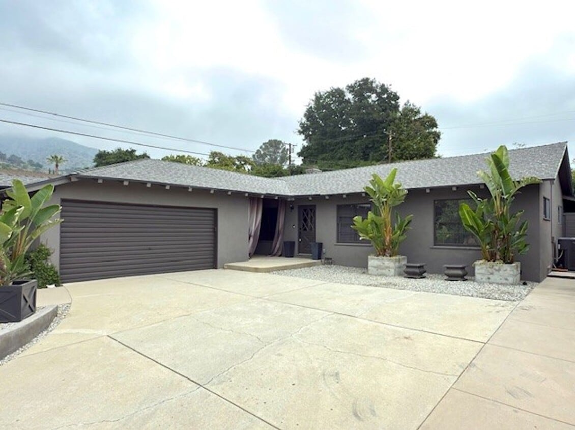 Primary Photo - Beautiful 4 bedroom, 2 bathroom house with...
