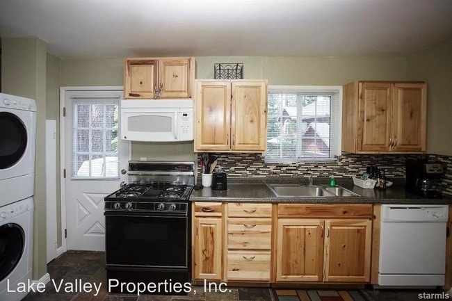 Building Photo - 3 br, 1 bath House - 1523 Plumas Circle