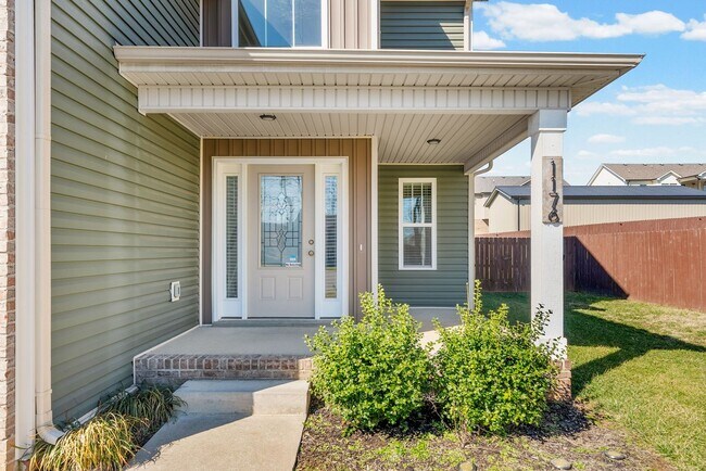 Building Photo - Pet Friendly Three Bedroom with Bonus!