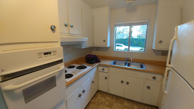 Building Photo - Home in East Davis 3 bed. 2 baths 2 car ga...