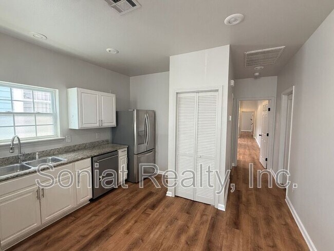 Foto del edificio - 1461 N Robertson St