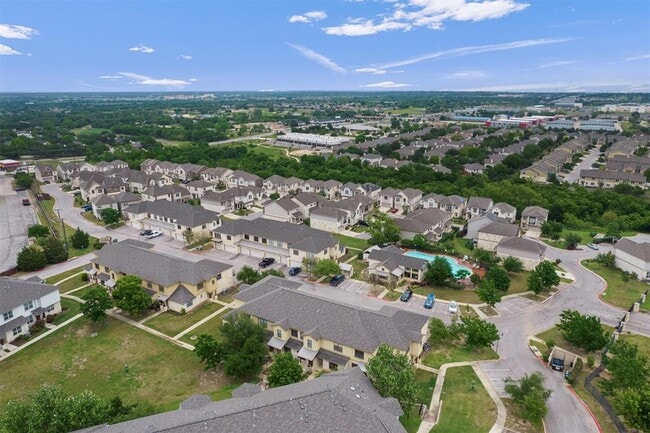 Foto del edificio - 2101 Town Centre Dr