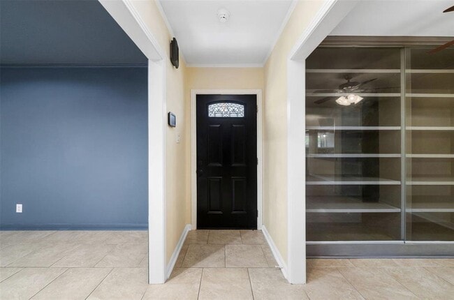 Building Photo - 206 Village Dr