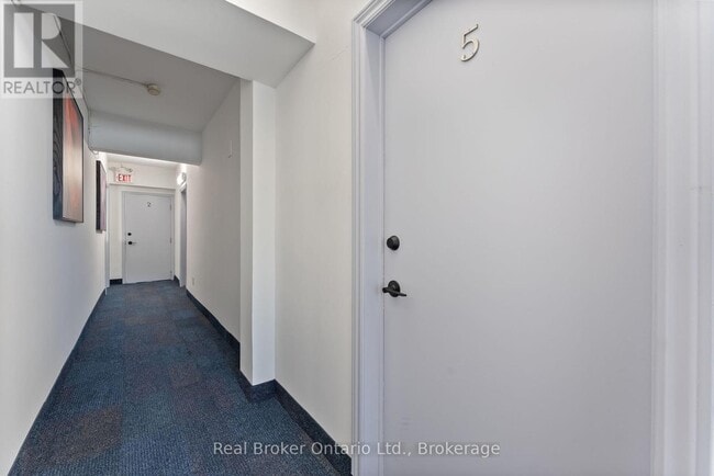 Building Photo - 985-985 Kingsway Dr