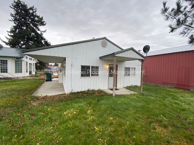 Building Photo - Studio House in Post Falls!