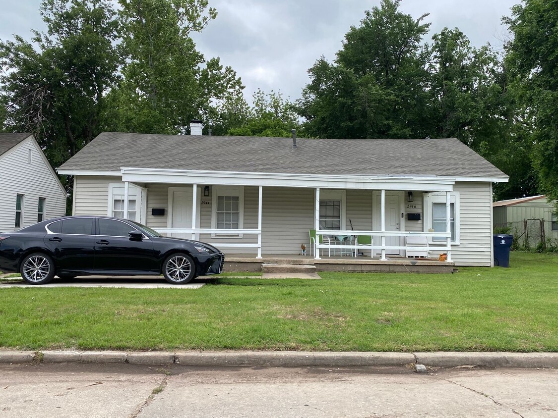 Primary Photo - 1 Bed 1 Bath with wooden privacy fence