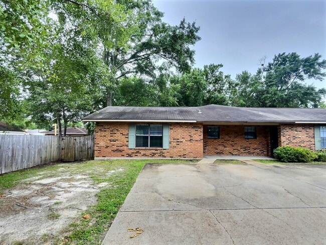 Building Photo - 1109 Hickory Dr
