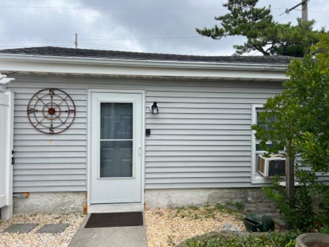 Building Photo - 320 Sunset Dr S