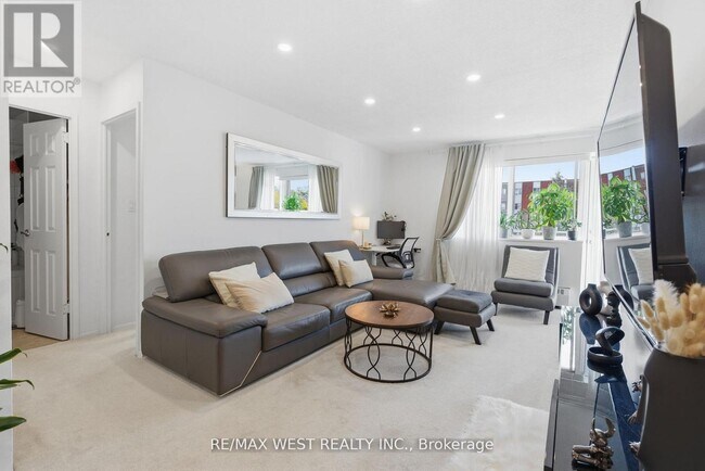 Photo du bâtiment - 2485 Woking Crescent