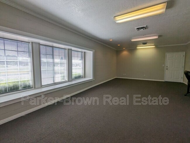 Foto del edificio - 1190n Spring Creek Pl