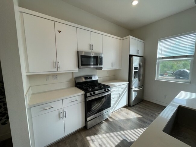 Foto del edificio - 3 Bedroom Townhome in Platinum Triangle