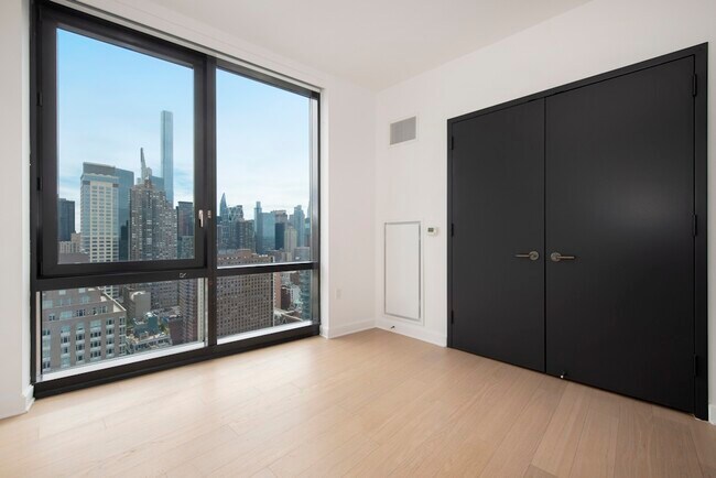 Foto del edificio - 249 W 60th St