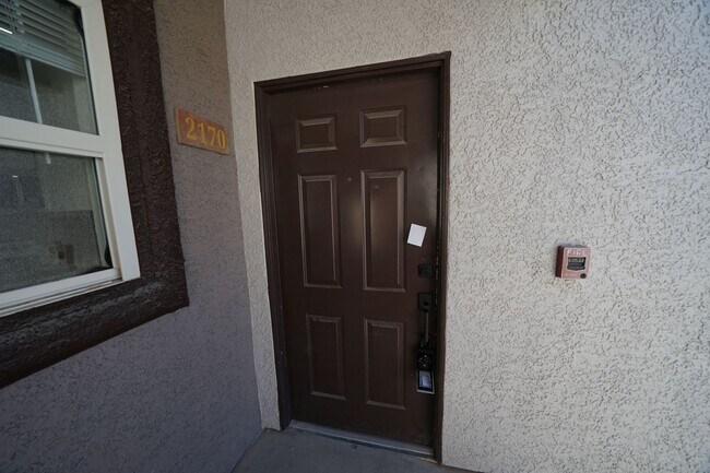 Foto del edificio - SHOWINGS AVAILABLE NOW