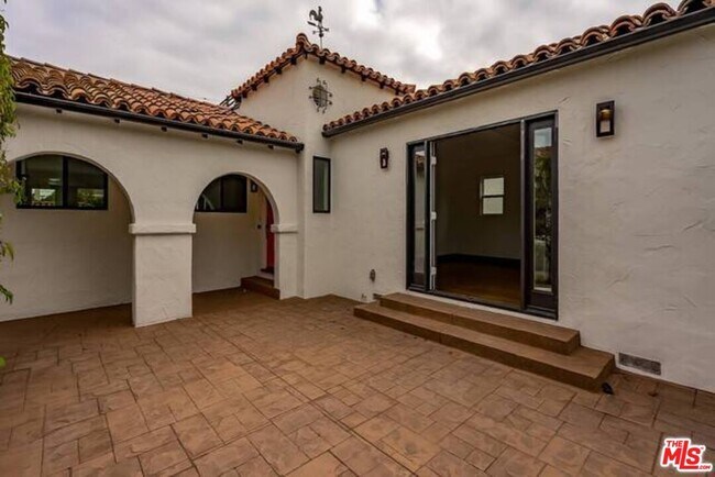 Building Photo - 10634 WELLWORTH Ave