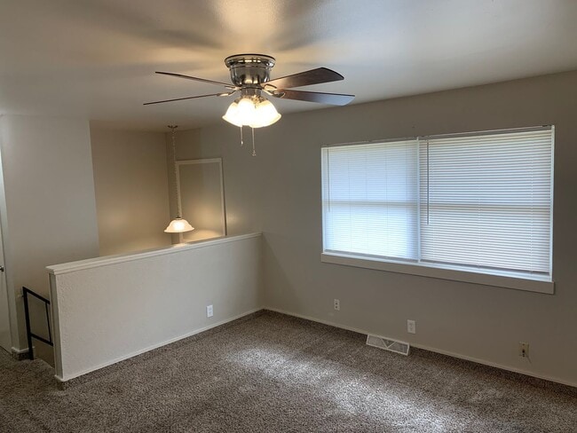 Building Photo - 3 Bed 1.5 Bathroom Townhouse