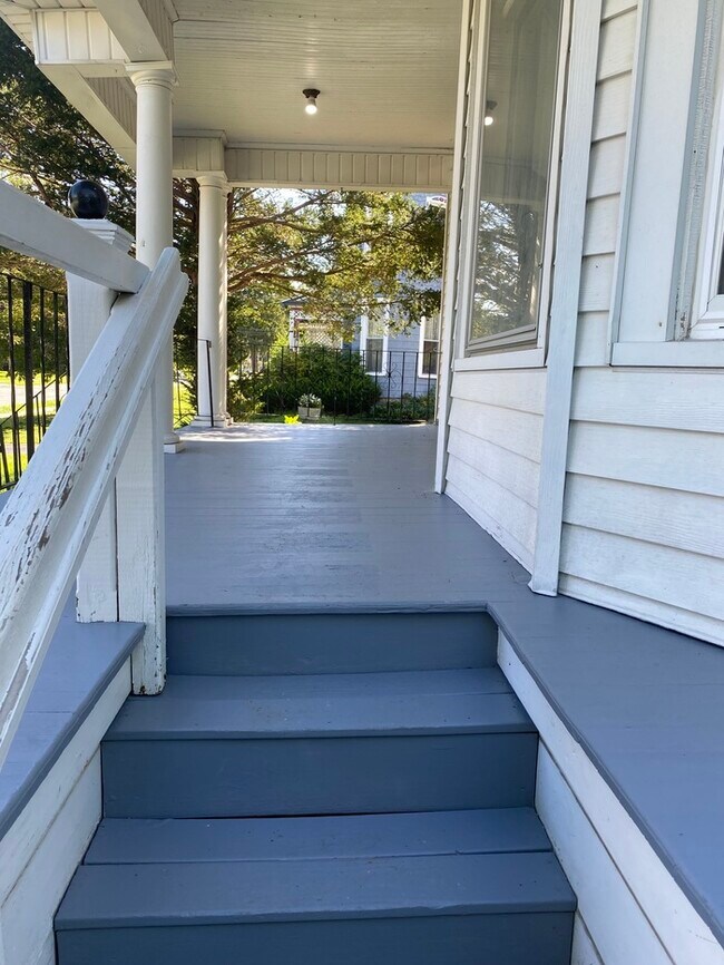 Foto del edificio - Gorgeous 5 bedroom 2 bath Victorian home w...