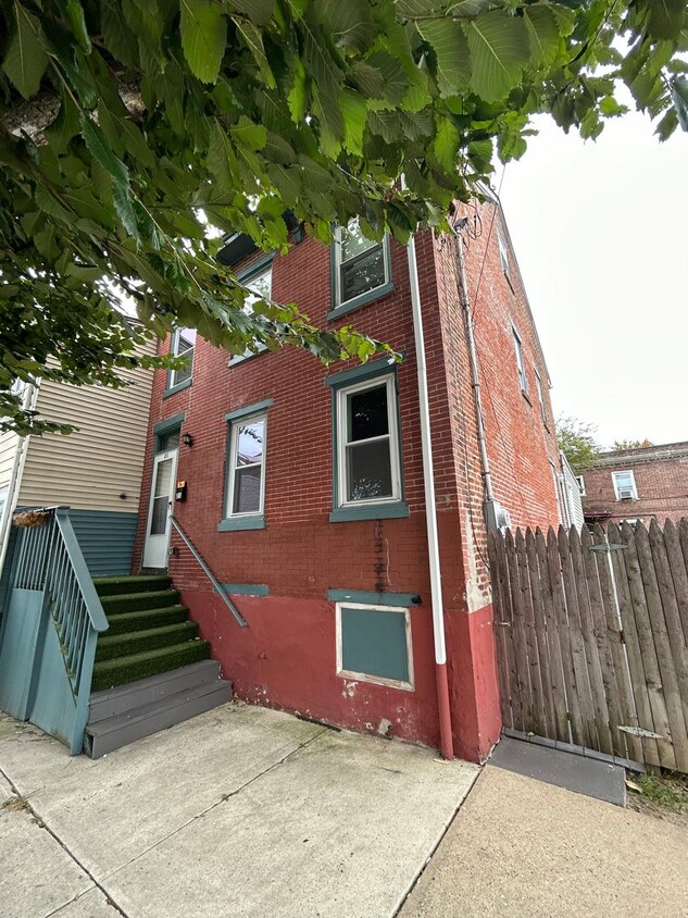 Primary Photo - Cozy Home w/2 bath!