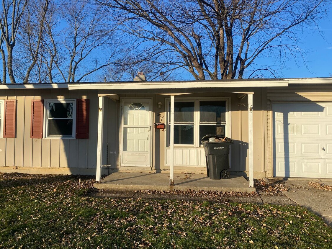 Primary Photo - lovely 3 bedroom house, with attached gara...
