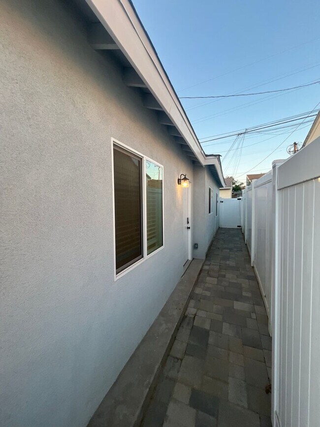 Building Photo - Beautiful Back House with 2 Bedrooms and 2...