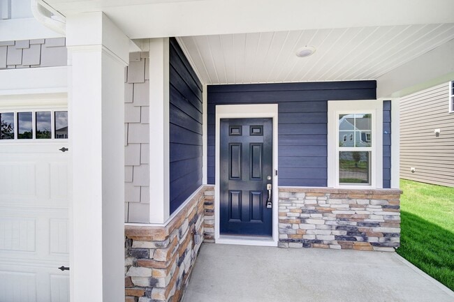 Building Photo - Spacious 5bd,3ba Home!