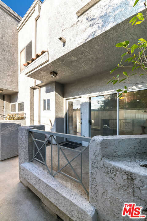 Foto del edificio - 15153 Burbank Blvd