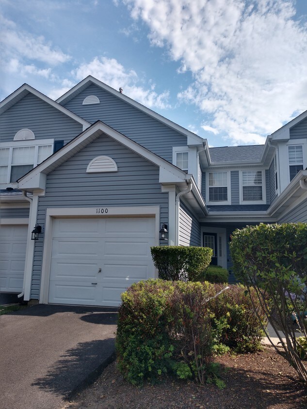 1100 Heartland Gate, Lake in the Hills, IL 60156 Townhome Rentals in