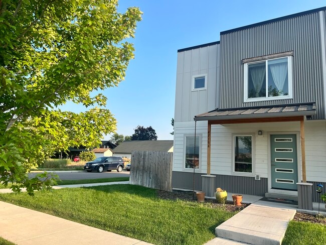 Building Photo - 4715 Siren Rd