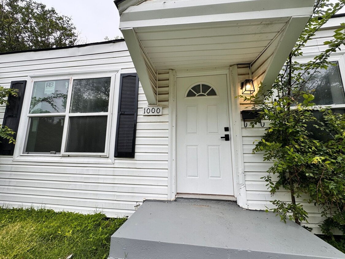 Primary Photo - Freshly remodeled duplex available for rent!