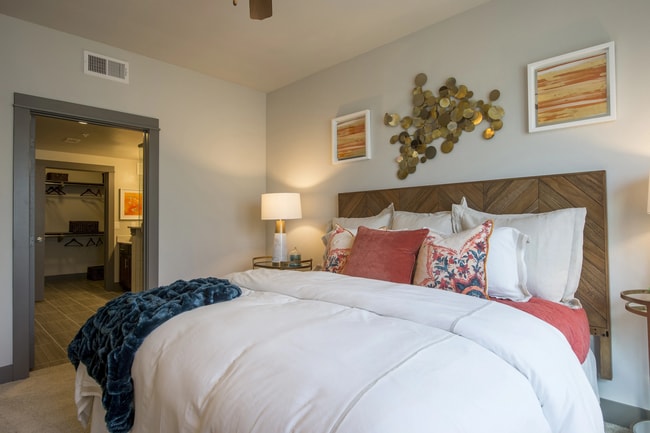Building Photo - Live Smart, Live Midtown + Free Weeks!