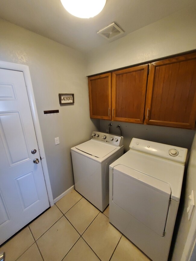Building Photo - 3907 S Mitchell Dr