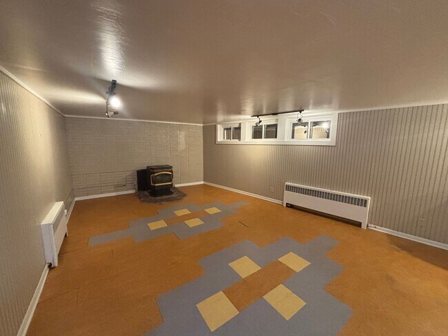 Foto del edificio - Spacious 2BR Basement Apartment – Utilitie...