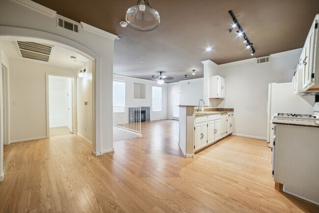 Foto del edificio - 5855 Valley Dr