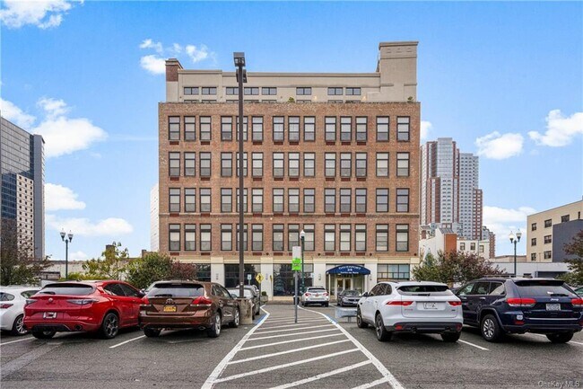 Building Photo - 25 Leroy Pl