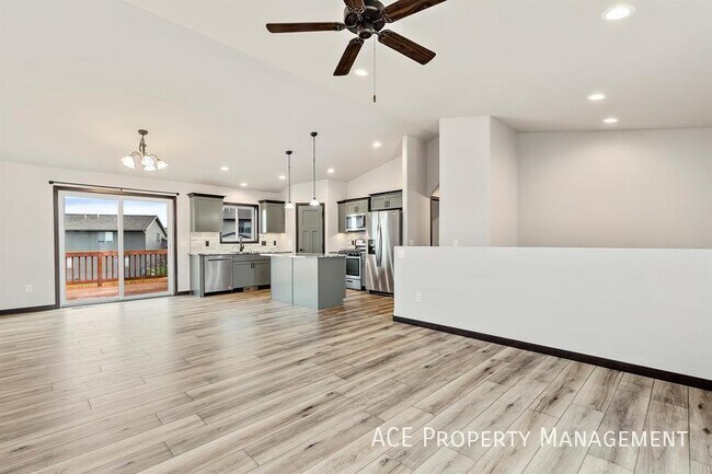 Building Photo - 820 Jones Dr