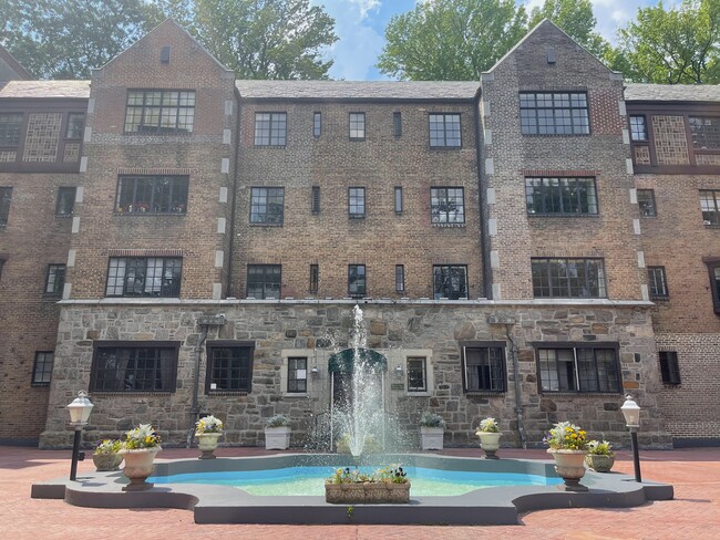 Large terrace with fountain - 915 Wynnewood Rd