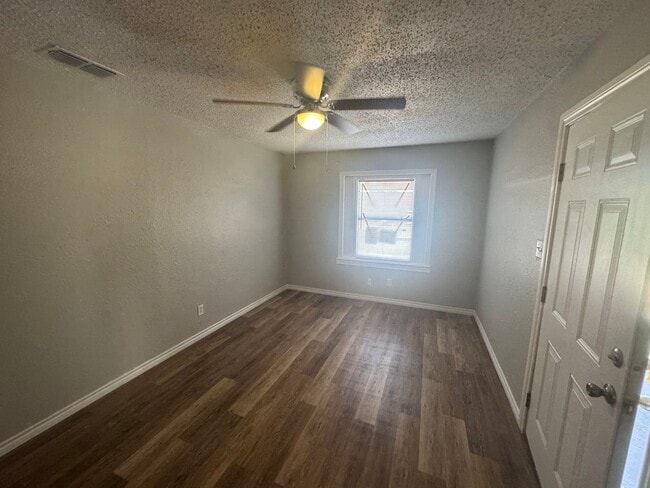 Building Photo - 3 bedroom, 1 bath