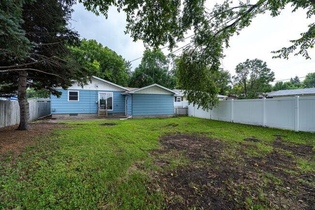 Building Photo - Remodeled 3 Bedroom Home Near Campus!
