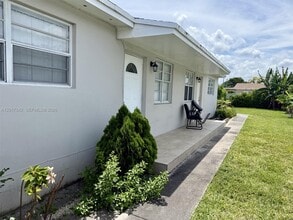 Building Photo - 3450 SW 89th Ct