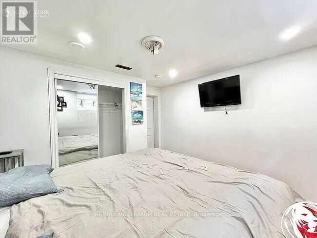 Building Photo - 66 Overlord Crescent