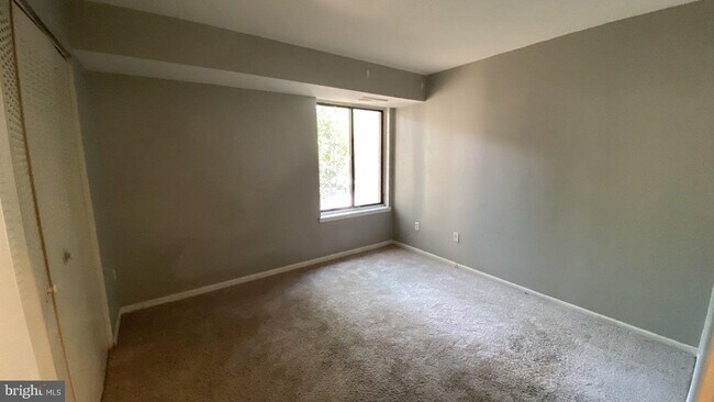 Building Photo - 9635 White Acre Rd