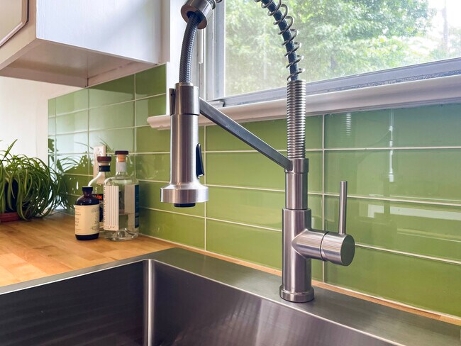 Lavabo moderno, espacioso y con vistas. - 328 Pine Ridge Rd