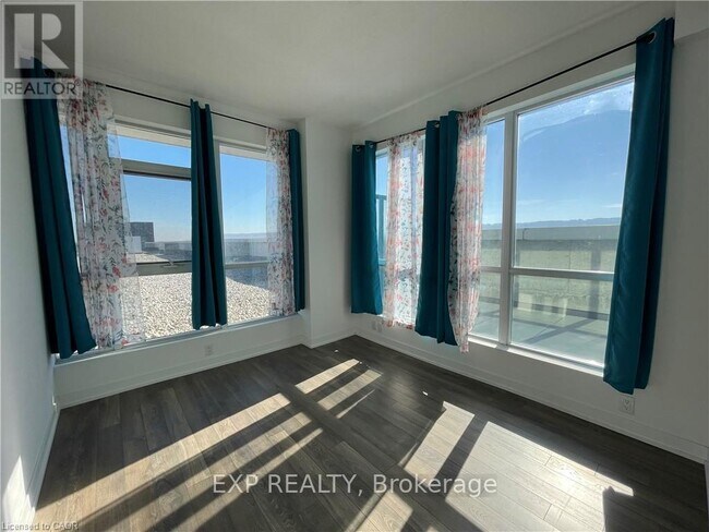 Photo du bâtiment - 550 N Service Rd