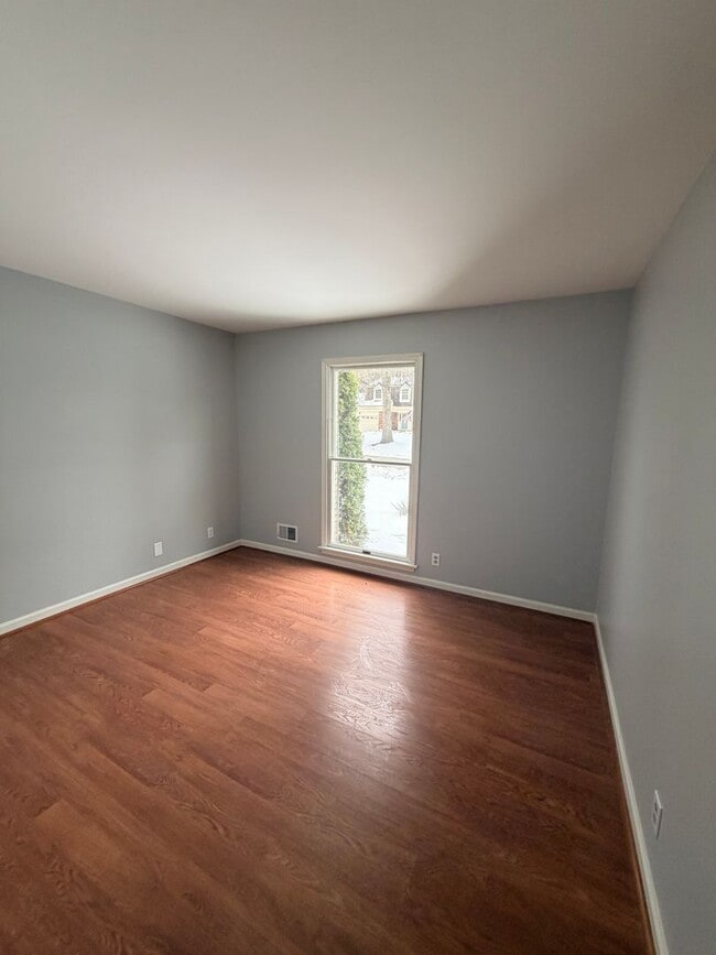 Building Photo - Gorgeous 3 bedroom house with finished basement!