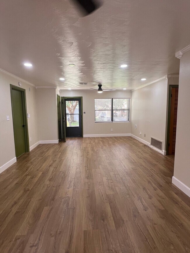 Foto del edificio - 730 Glade Rd