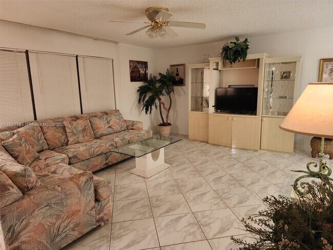 Foto del edificio - 5150 Lakefront Blvd